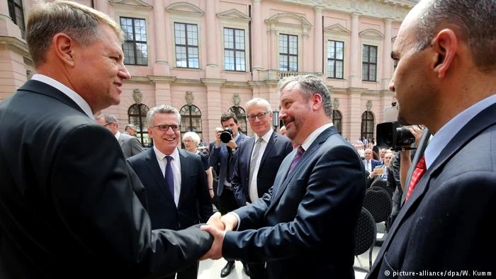 Bernd Fabritius strângându-i mâna preşedintelui Klaus Iohannis la Berlin, în 2017