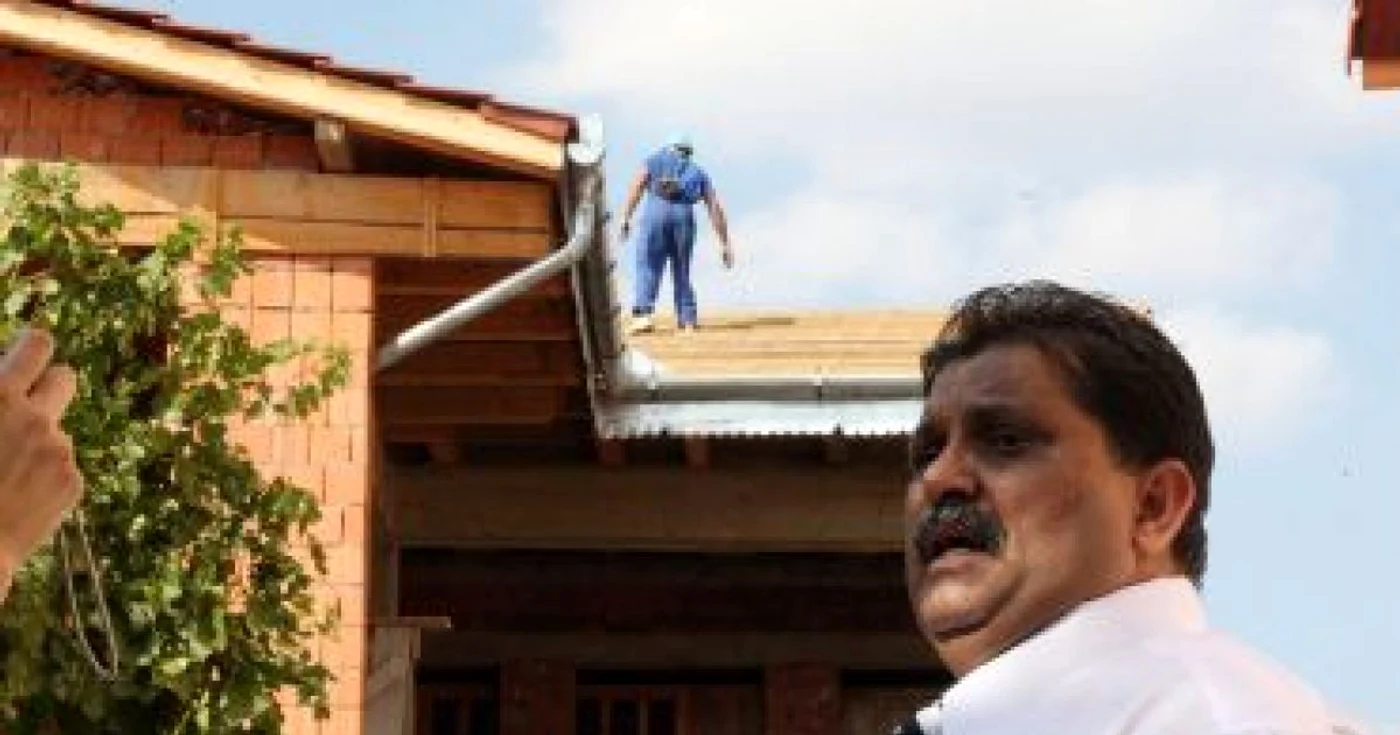 Timişoara: Ţiganii cu palate demolate plâng pe umărul prefectului de Timiş