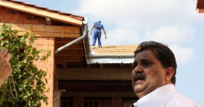 Timişoara: Ţiganii cu palate demolate plâng pe umărul prefectului de Timiş
