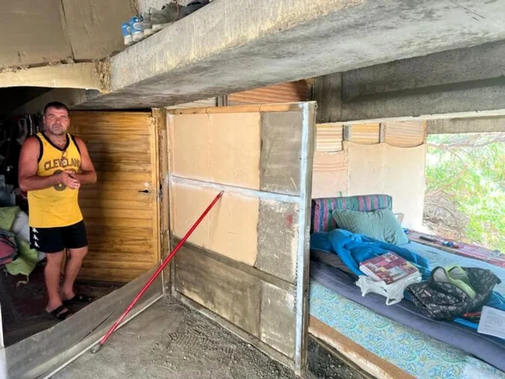 Românul și-a improvizat locuința sub pod  FOTO Gazetta del Sud