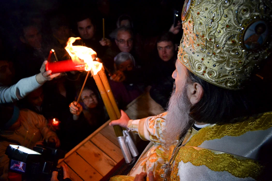 
    “Arhiepiscopului îi place spectacolul”, consideră teologul Bogdan Papacostea   