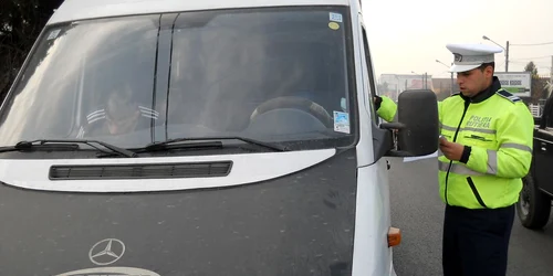Poliţiştii le verifică documentele şoferilor. Foto arhivă.