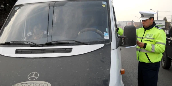 Poliţiştii le verifică documentele şoferilor. Foto arhivă.