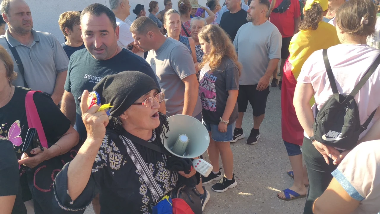 Bătălii electorale pe toate fronturile. Târg luat cu asalt de Călin Georgescu. „Să nu pierdem copilu’, cu ochii la Călin al nostru!”| REPORTAJ