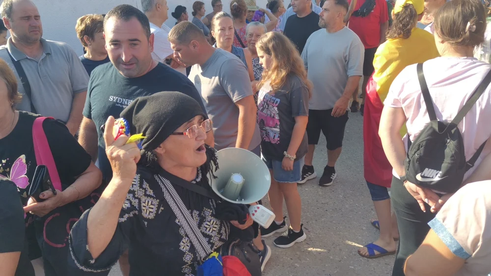 Bătălii electorale pe toate fronturile. Târg luat cu asalt de Călin Georgescu. „Să nu pierdem copilu’, cu ochii la Călin al nostru!”| REPORTAJ