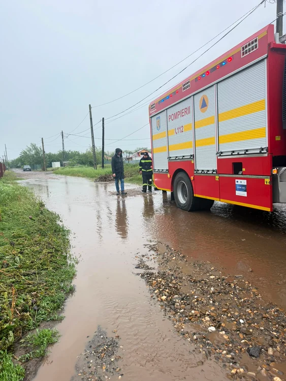 Mai multe drumuri din judeţ au fost acoperite de apă. FOTO: Prefectura Galaţi