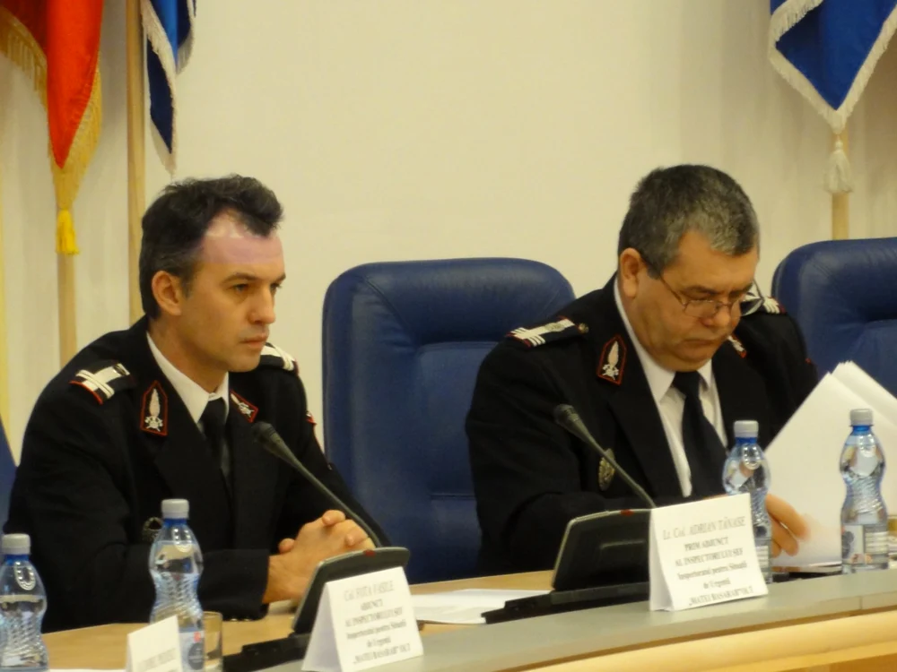 Lt.col. Adrian Tănase (stg.) este noul şef al pompierilor olteni după pensionarea fostului comandant al ISU Olt, col. Marian Pică (dr.)  FOTO: Mugurel Manea
