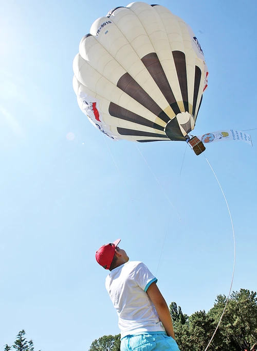 Balonul a fost ridicat la 50 de metri înălţime (Fotografii: Sever Gheorghe )