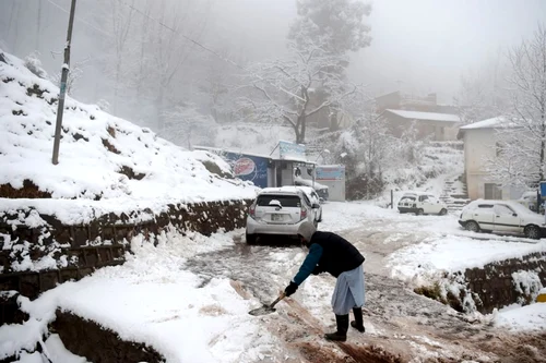 Zeci de morti in Pakistan în urma unei furtuni de zăpadă. FOTO Profimedia