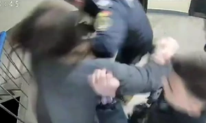 politisti constanteni loviti de un barbat foto captura video ct100% png