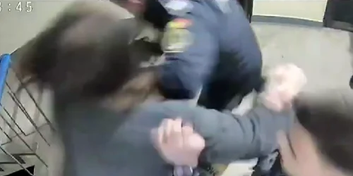 politisti constanteni loviti de un barbat foto captura video ct100% png