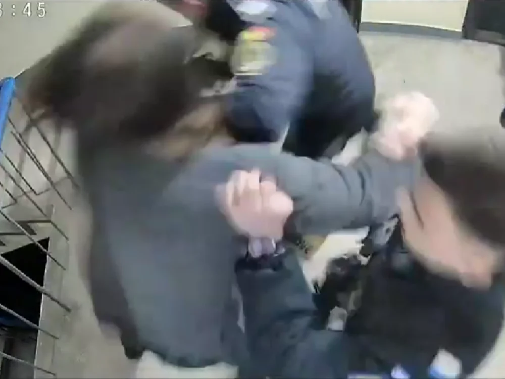 Incident șocant într-un bloc din Constanța: un bărbat a fost internat la Psihiatrie după ce a atacat polițiștii veniți la intervenție