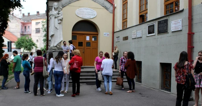 La centru de testare de la Colegiul Naţional Mihai Eminescu s-a ieşit în masă după o oră şi jumătate - foto: Adrian Caraba