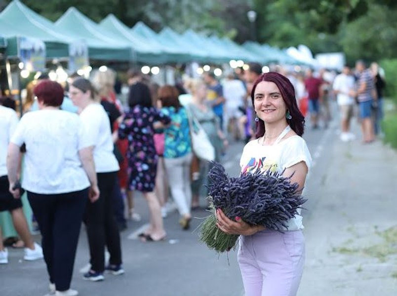 Festivalul Lavandei de la Dunăre. Producătorii uimesc prin creațiile inedite din levănțică: „Cumpărați de la români“
