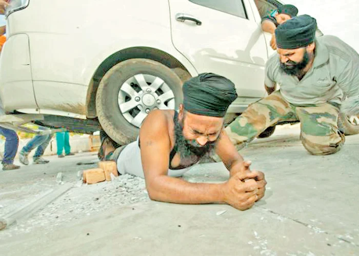 Se lasă călcaţi de maşini