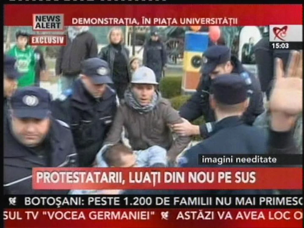 Oamenii care manifestau pașnic au fost luați pe sus de jandarmi