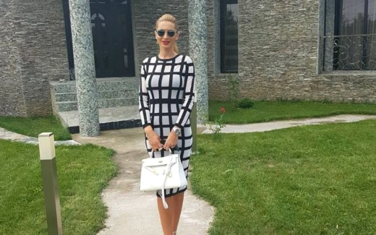 Simona Mărgăian, în faţa casei pe care o deţine FOTO Arhivă personală