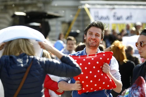 International Pillow Fight Bucharest - Bataie cu perne foto david muntean