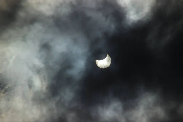 
    Eclipsa de soare 2015: Bruxelles, BelgiaFoto: Twitter  
