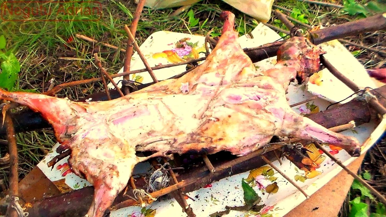 Din carne de miel se pot face delicioase reţete, fie la cuptor, pe grătar sau în jar. FOTO:Youtibe.com.