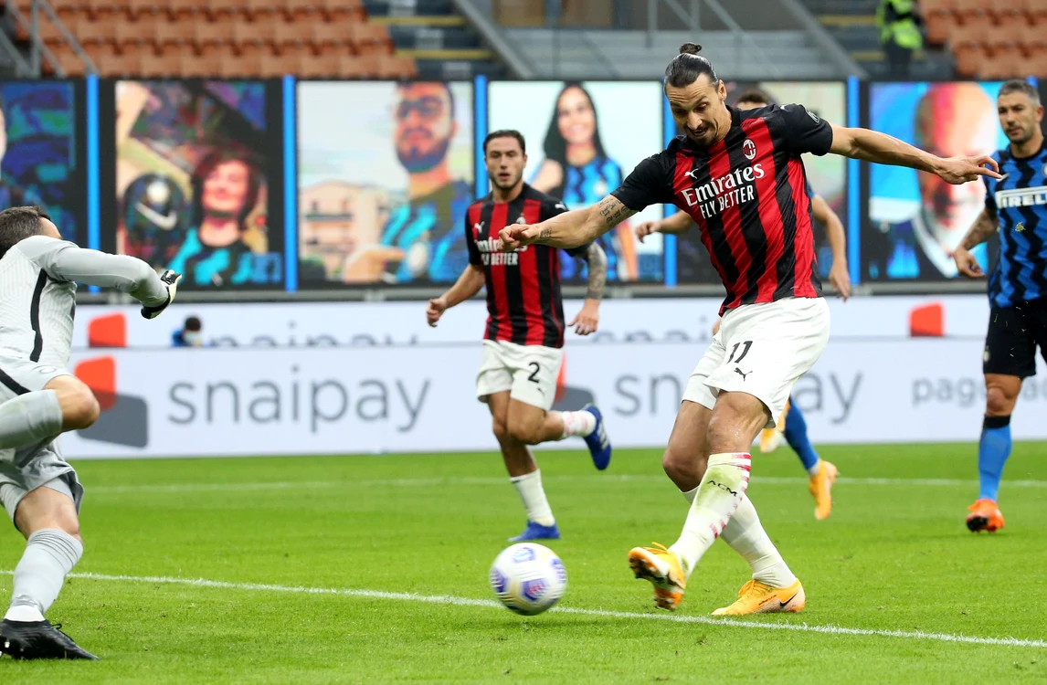 Zlatan Ibrahimovic a reluat în poartă mingea apărată de portarul lui InterFoto: EPA-EFE