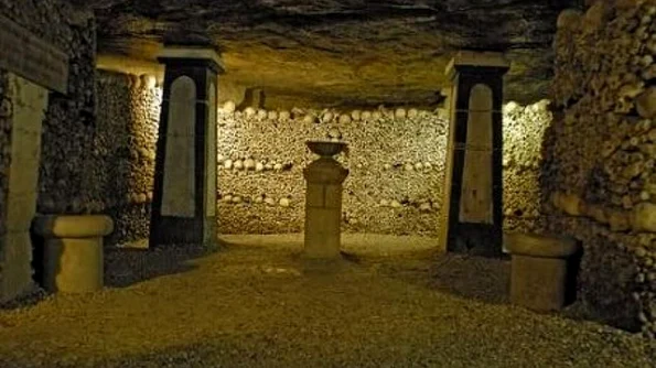 Partea întunecată a oraşului luminii: Catacombele Parisului jpeg