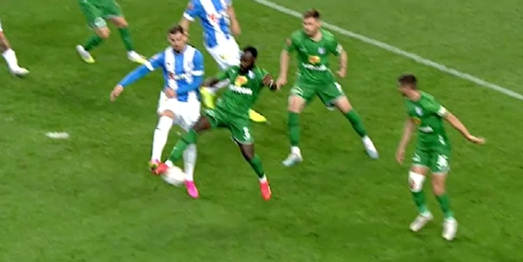 Duelul dintre Boli și Kolic în urma căruia oltenii au primit penalty. Captură TV