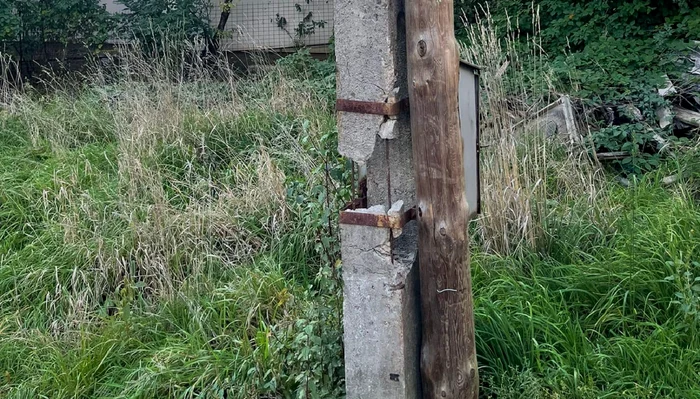 Echipa de la Electrica l-a legat cu sârmă de un alt stâlp FOTO Adevărul