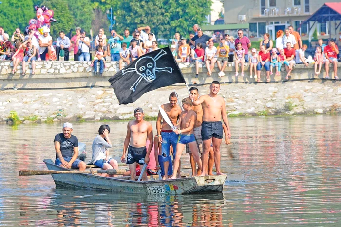 
    Miercuri. Ieri, bucureştenii  au scos din şifoniere gecile de toamnăFoto: Dorin Constanda  
