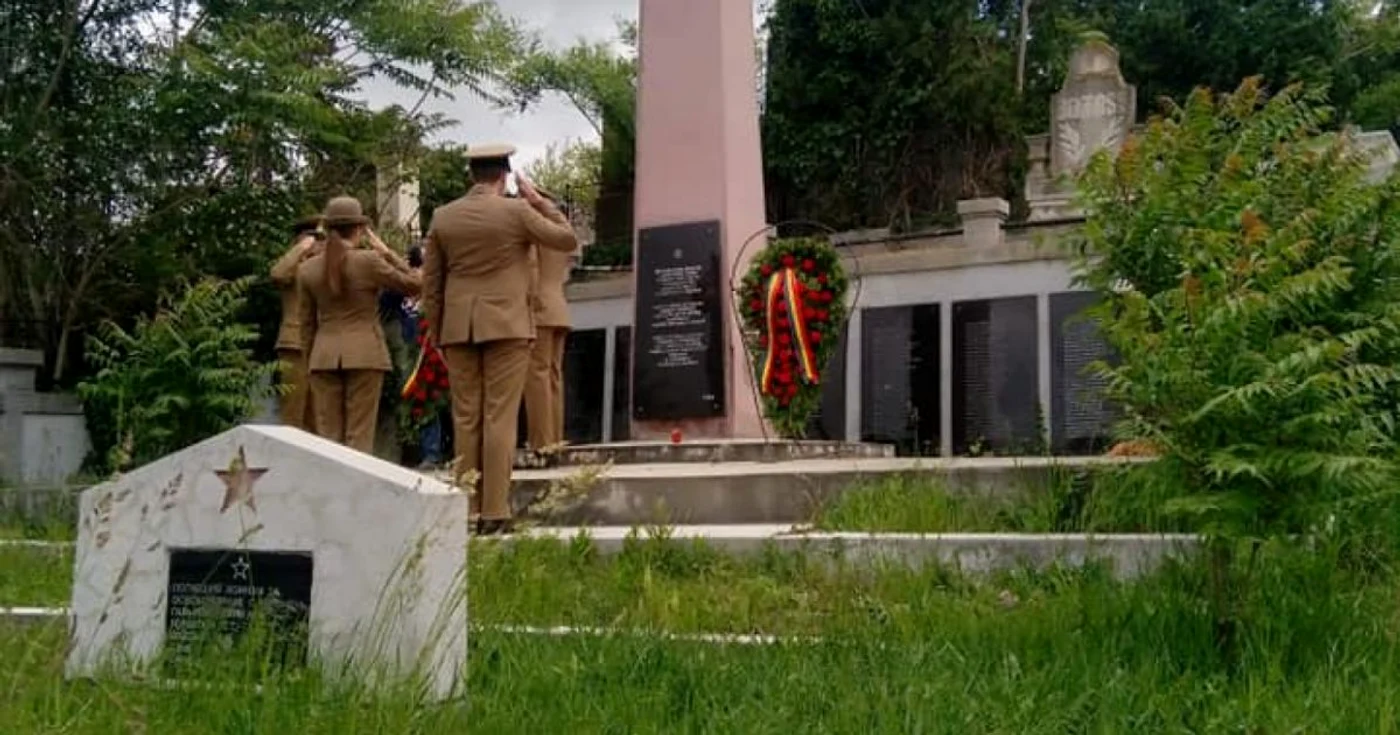 Fără să aibă idee, ofiţeri ai Armatei Române au dat onor Armatei Roşii FOTO Facebook / Manuela Moldovan