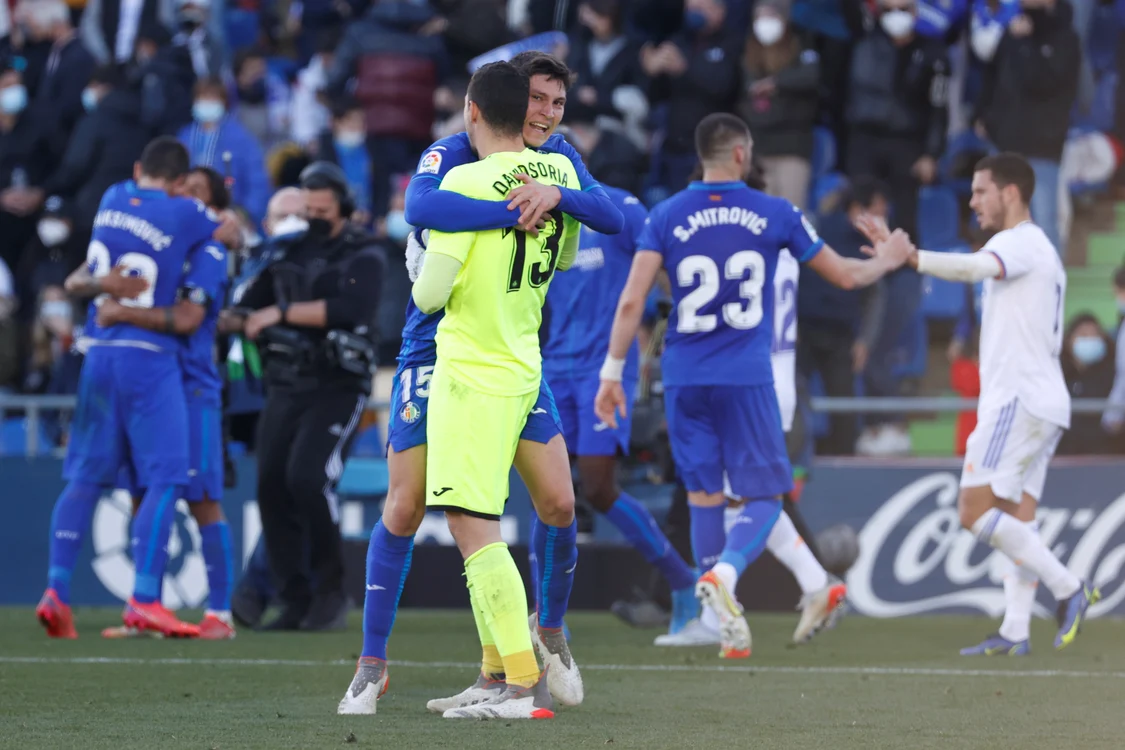 Jucătorii lui Getafe se felicită după victoria cu liderul Real Madrid (Foto: EPA-EFE)