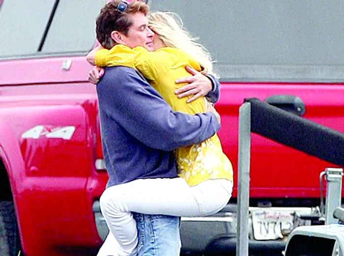 David Hasselhoff şi Anouska DeGeorgiou au fost surprinşi în L.A., în ipostaze demne de o pereche de tineri îndrăgostiţi