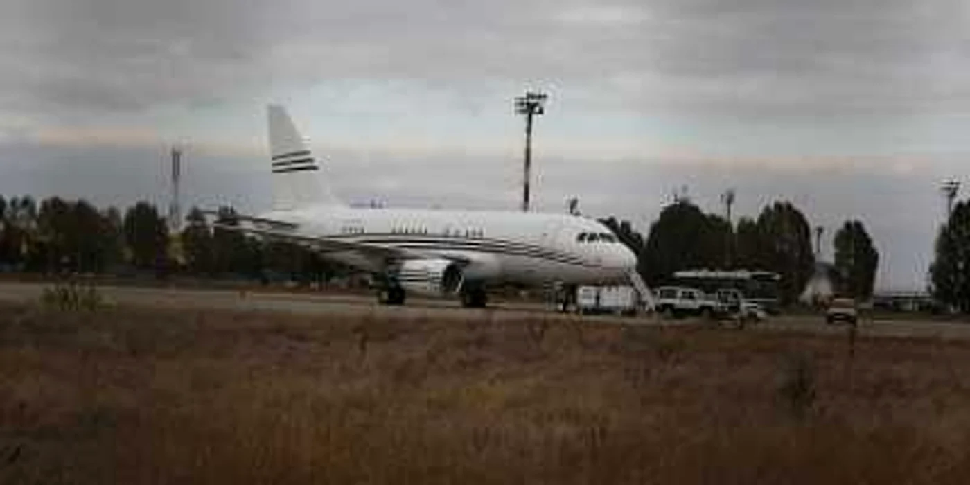 Acesta este avionul care a aterizat de urgenţă