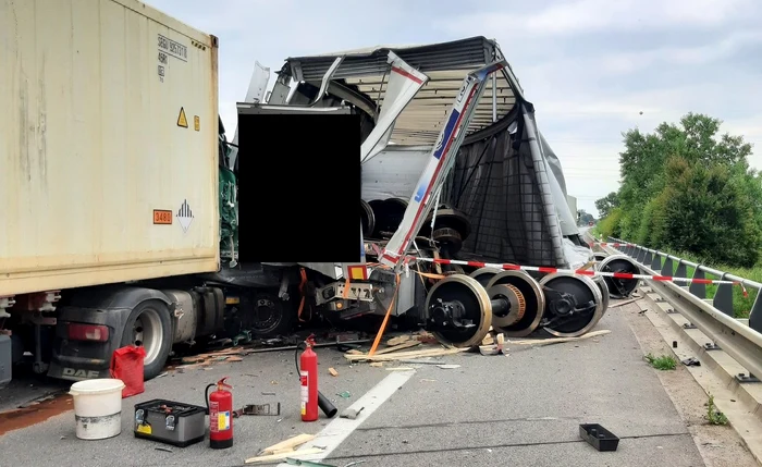 În carambol au fost implicate trei TIR-uri. FOTO: X/CR Police