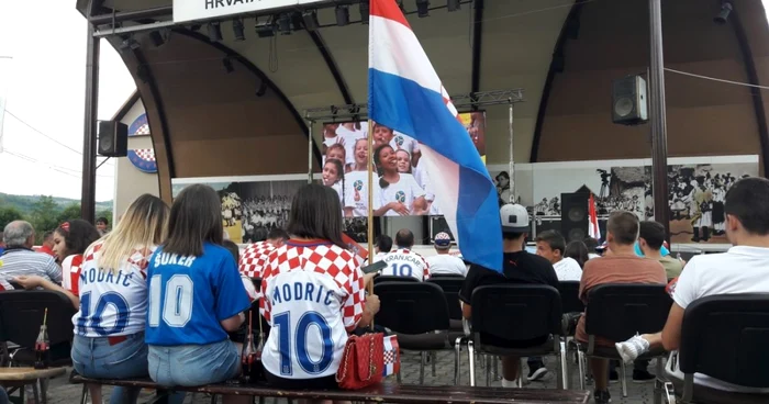 Atmosferă de meci mare în Ţinutul croaţilor din Banatul Montan FOTO Ş.Both