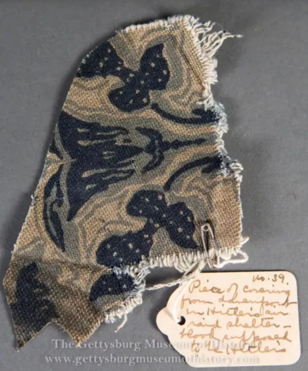 Bucata de material din canapeaua pe care s-a sinucis Adolf Hitler. Foto:Muzeul de Istorie Gettysburg