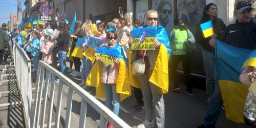 Femei şi copii ucraineni au protestat în faţa Consulatului general al Federaţiei Ruse FOTO Mariana Iancu