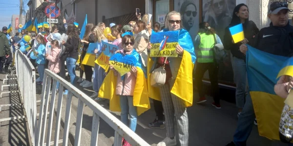 Femei şi copii ucraineni au protestat în faţa Consulatului general al Federaţiei Ruse FOTO Mariana Iancu 