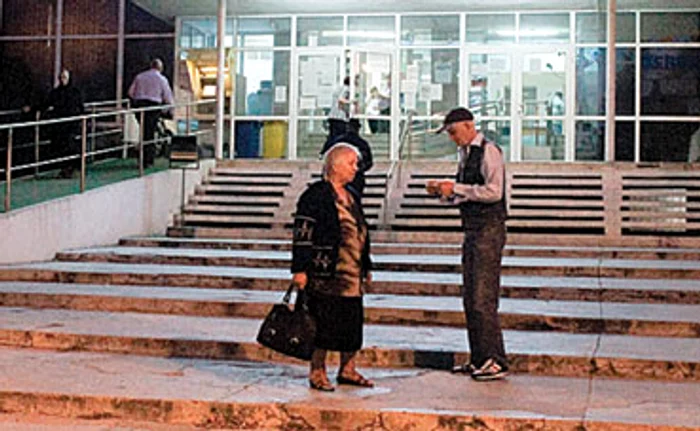 Deşi vin de la două noaptea la policlinică, oamenii sunt lăsaţi să intre în clădire la  6.00 dimineaţa