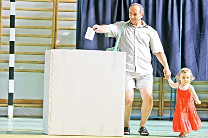 
    În staţiuni, veţi găsi urne unde să introduceţi buletinul de vot  