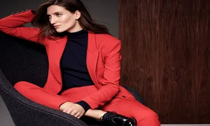Un costum roşu e ideal pentru o ţinută mai sobră  jpeg
