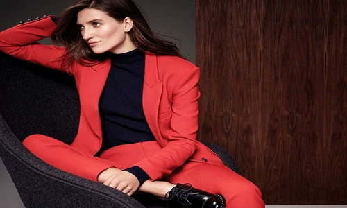 Un costum roşu e ideal pentru o ţinută mai sobră  jpeg