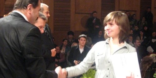 Ioana Pleşca, olimpică la chimie şi la fizică, a primit premiul cel mai mare, de 2.000 de lei