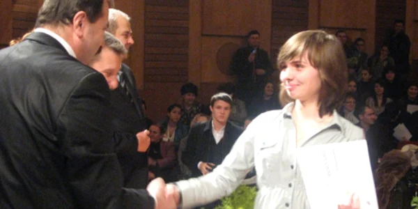 Ioana Pleşca, olimpică la chimie şi la fizică, a primit premiul cel mai mare, de 2.000 de lei