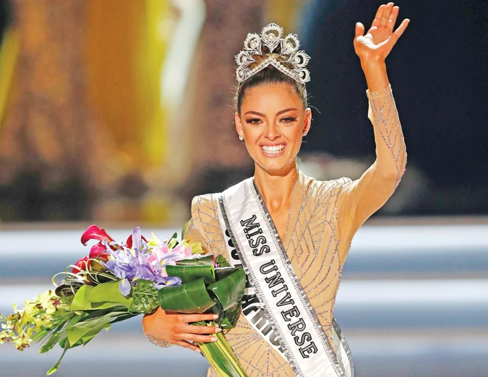 Demi Leigh,  încoronată Miss  Univers în 2017. FOTO: EPA/ Facebook/ Samuel Bistrian