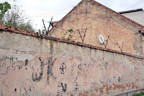 Elevii au sărit gardul liceului chiar şi prin sârma ghimpată