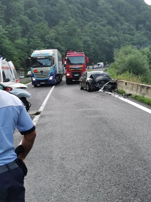 Accident rutier la Râul Vadului - Câineni în judeţul Vâlcea pe DN7 E 81 Valea Oltului soldat cu patru victime şi blocarea totală a traficului Foto Adevărul