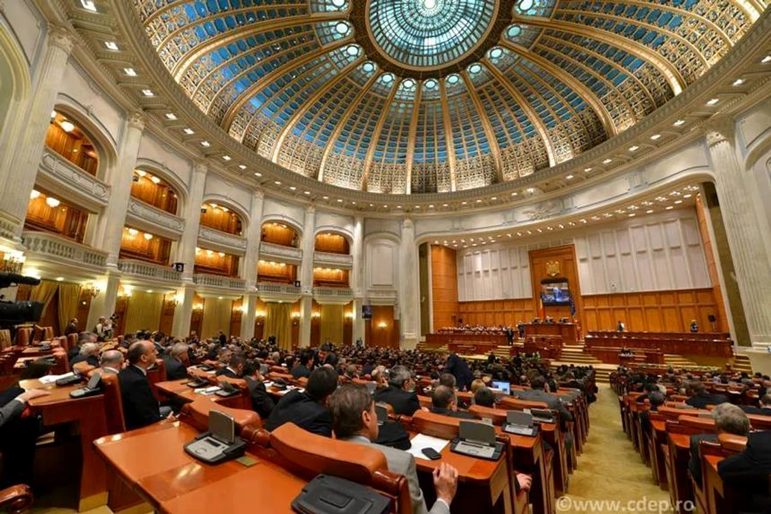 Membrii Camerei Deputaților și Senatului au decis eliminarea pensiilor parlamentarilor pe baza proiectului depus de PSD amendat de USR-Plus