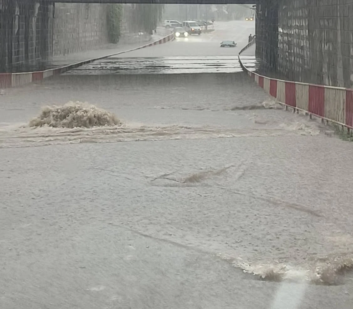 Ploile torențiale au făcut prăpăd în Moldova. Sediul Poliției Vaslui și Spitalul din Focșani, inundate. Pompierii evacuează apa în multe alte județe