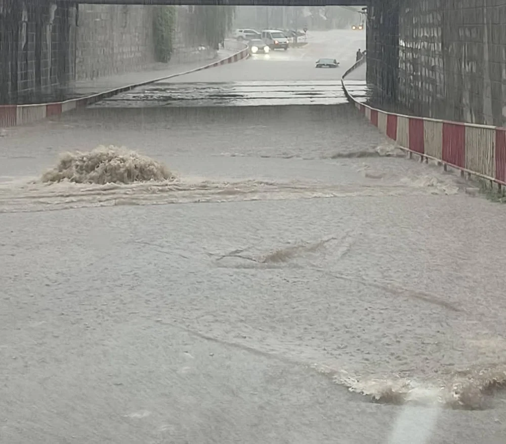 Ploile torențiale au făcut prăpăd în Moldova. Sediul Poliției Vaslui și Spitalul din Focșani, inundate. Pompierii evacuează apa în multe alte județe